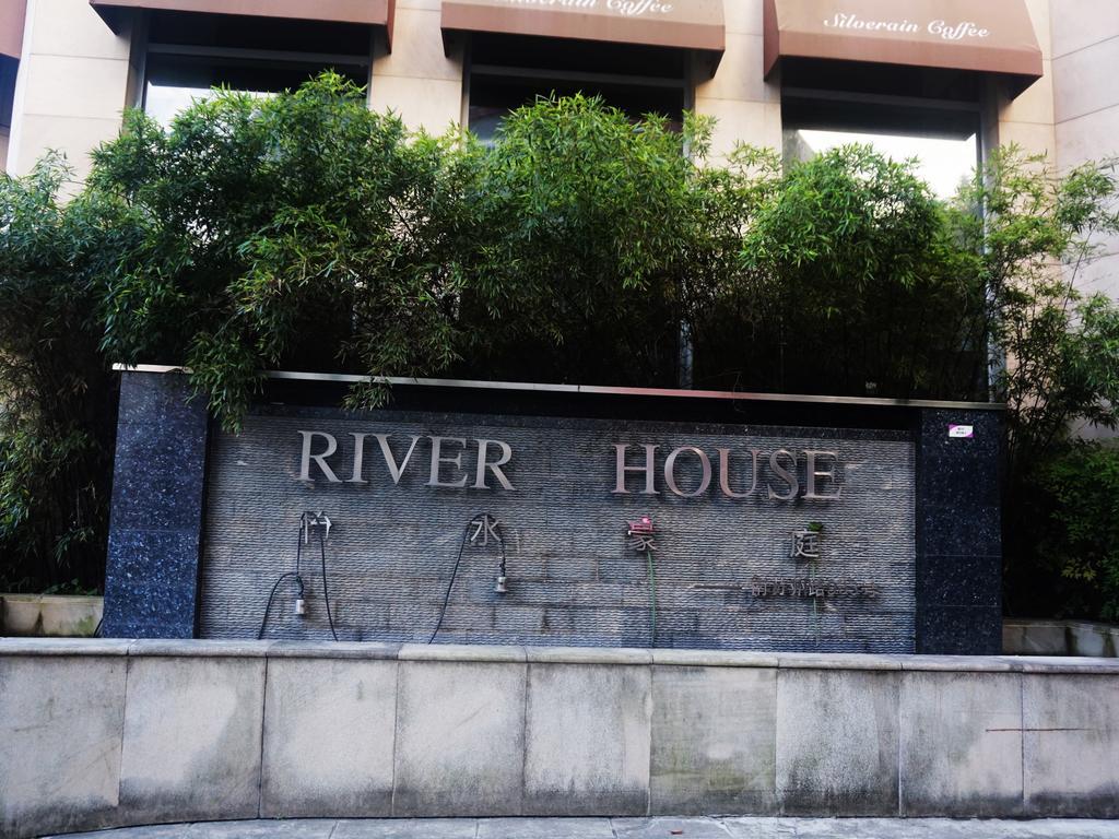 Apartment River House *